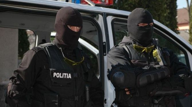 Percheziţii de amploare în Constanța la persoane suspectate de trafic de persoane, proxenetism şi deţinere de droguri