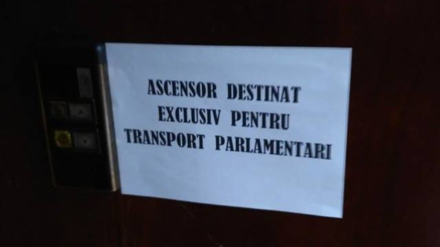 Ce s-a întâmplat când o jurnalistă a vrut să urce în liftul destinat exclusiv parlamentarilor