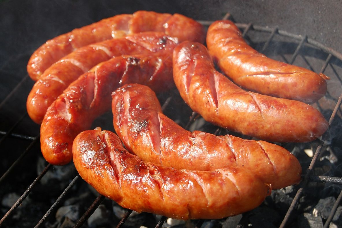 Cârnaţii din comerţ conţin 30-40% carne. Lista ingredientelor ascunse. Ce mănânci, de fapt