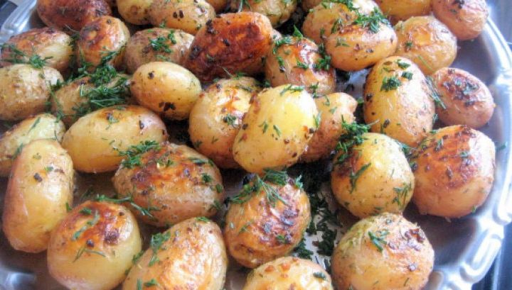 Cartofi noi la cuptor cu smântână, mărar şi usturoi. Cea mai bună reţetă