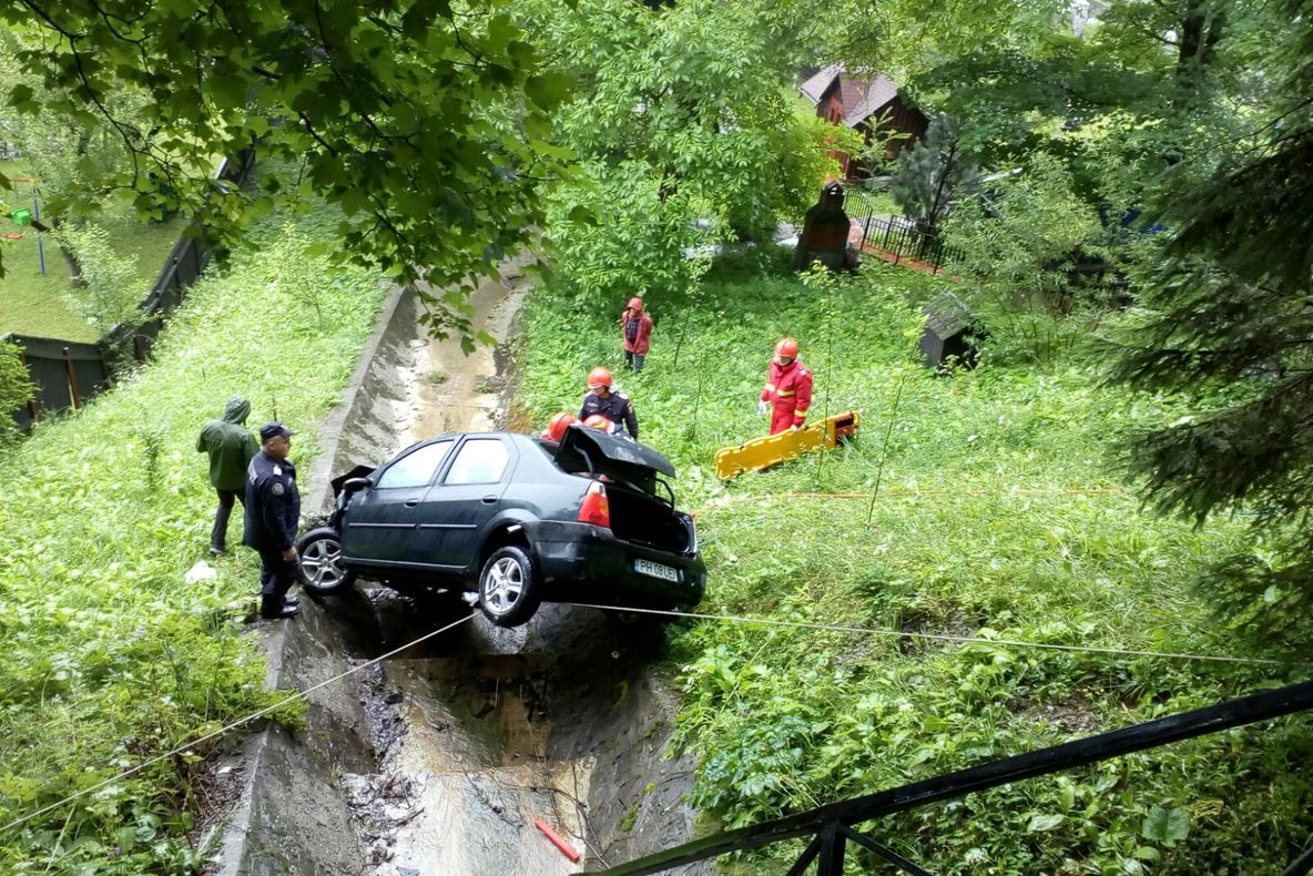 Autocar cu turiști francezi implicat într-un accident la Sinaia. O persoană a murit