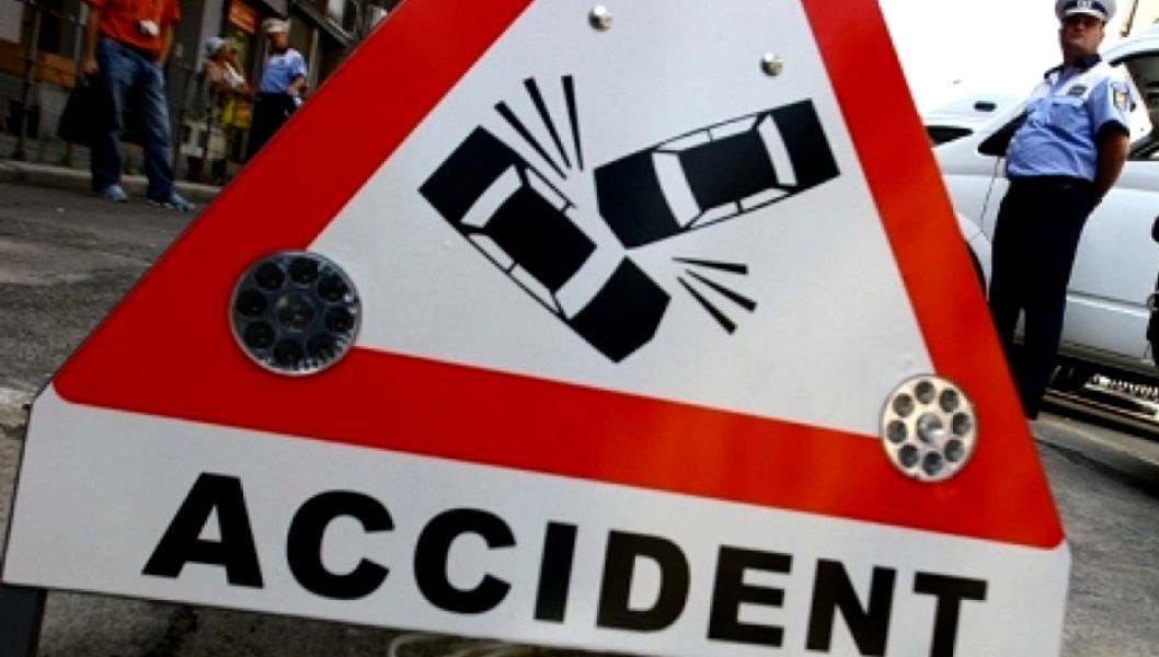 Un microbuz cu 17 adolescenţi a fost lovit de un TIR