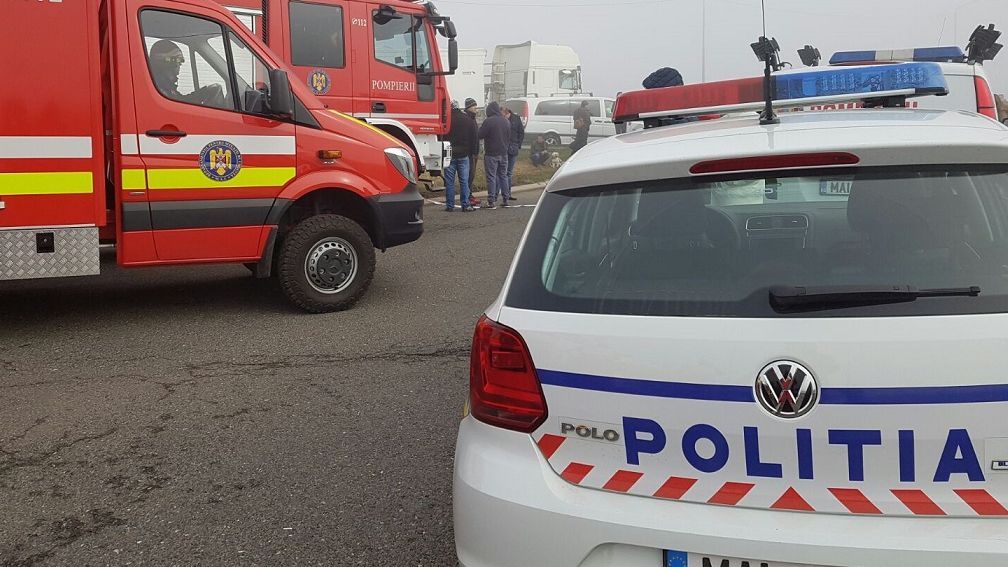 Doi răniţi, după ce un tânăr băut şi fără permis a furat maşina bunicului şi a lovit un autobuz