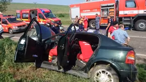 Grav accident în Botoșani, în intersecția morții. Un tânăr a rămas încarcerat