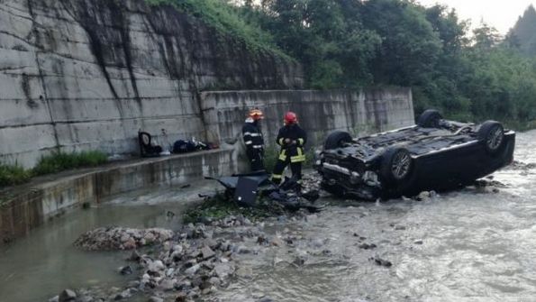 Un autoturism a plonjat în râu, de pe DN 1! Patru victime