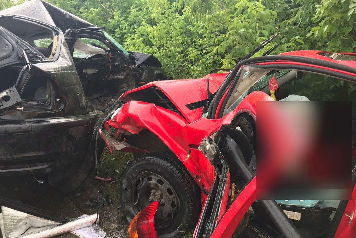 Groaznic accident în Prahova: 3 morți, inclusiv un copil. 2 mașini s-au lovit și s-au răsturnat