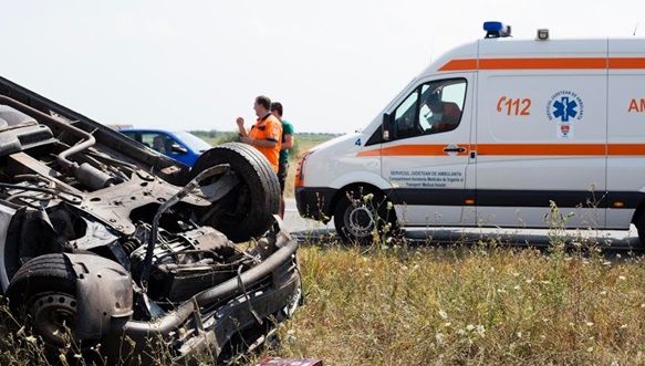 Urmărire ca-n filme, încheiată tragic! Un bărbat, găsit fără suflare lângă maşina făcută zob