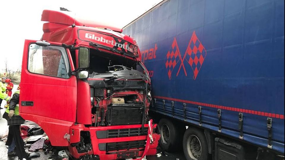 Accident cumplit pe DN2. Trei camioane, în coliziune frontală 
