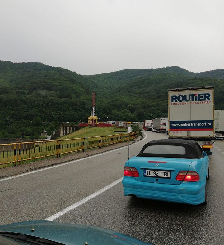 Valea Oltului blocată, după un grav accident între TIR-uri