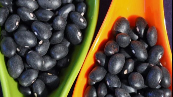 Alimentele negre care fac minuni pentru sănătate. Tu le consumi?