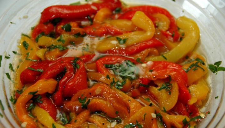 Ardei copţi cu usturoi. Cea mai bună reţetă a verii!
