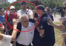 Nicoale Bacalbaşa, prima reacţie după ce a fost îmbrâncit: "Erau unii ca maimuţele! M-au scuipat"