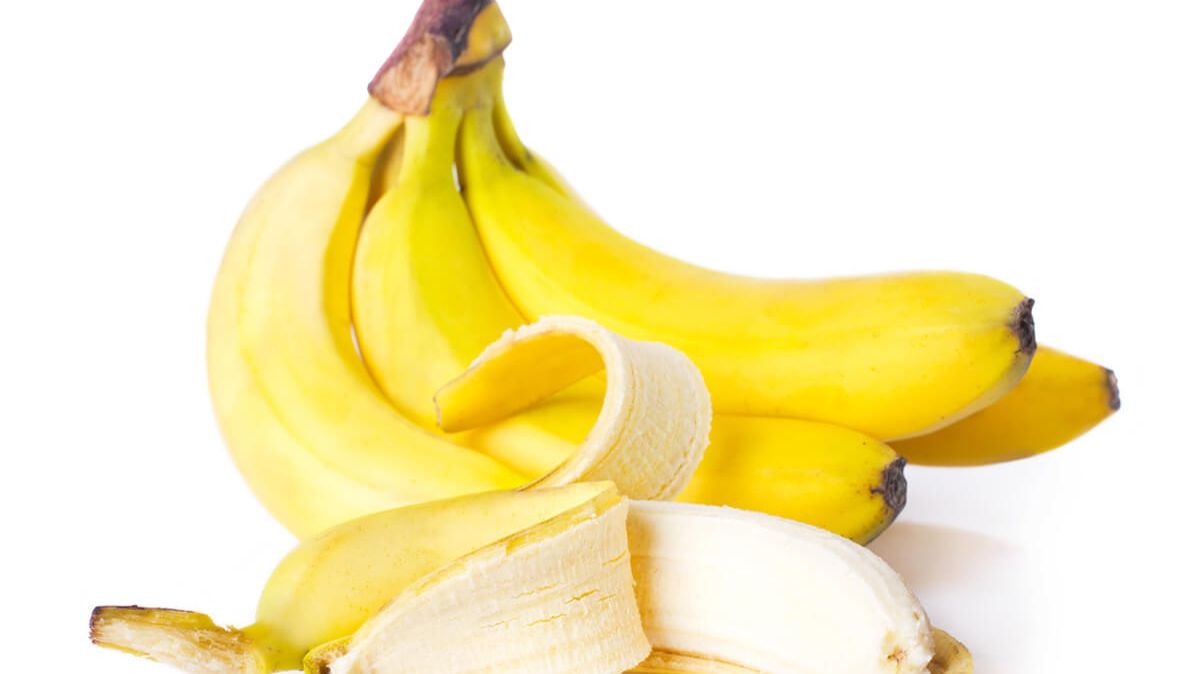 Ce faci GREŞIT atunci când mănânci banane. Ce să nu mai faci NICIODATĂ - te poate omorî