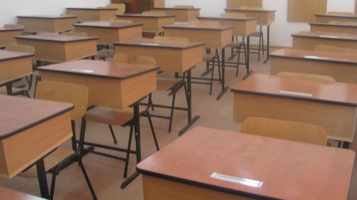 Elevi care trebuiau să ajungă la Evaluarea Naţională, uitaţi în staţia de microbuz