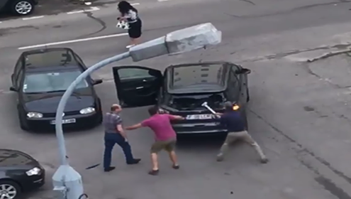 Scene demențiale pe o stradă din Pitești. A pus mâna pe rangă și a spart (VIDEO)