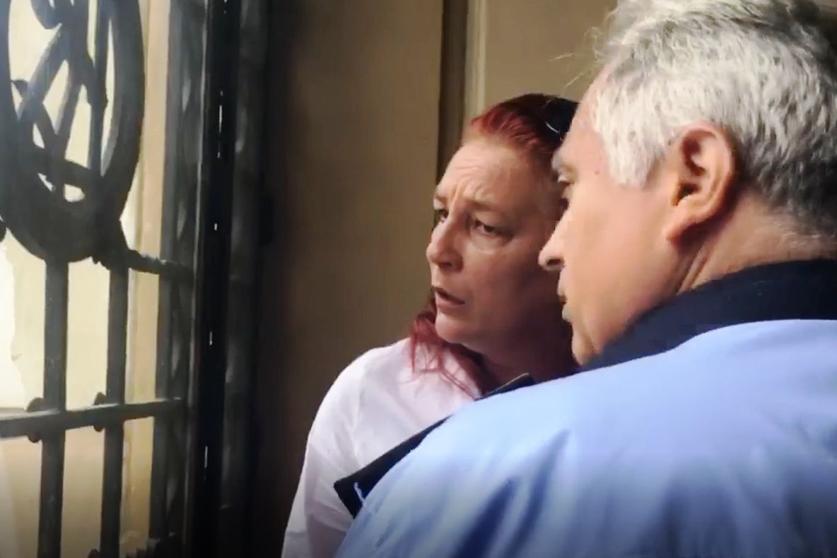 Două femei s-au bătut pe treptele Primăriei Craiova: mama unui elev a lovit un profesor 