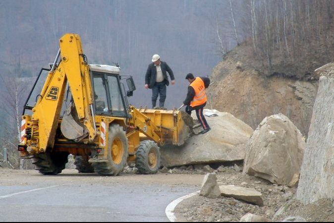 S-a închis circulaţia pe DN 10, Buzău-Braşov. Bolovani de câteva sute de kilograme în stradă