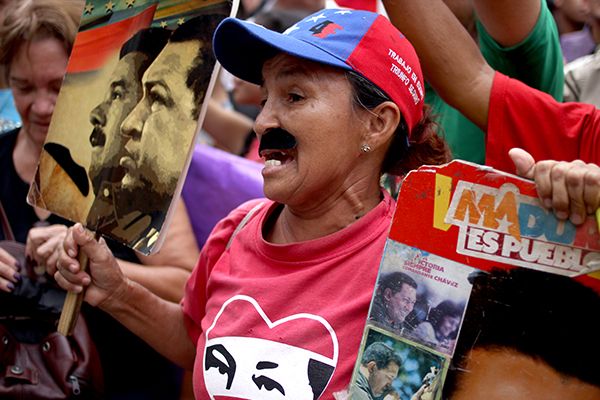 Cum arată protestele pro-Guvern în regimuri autoritare. Găsește 5 diferențe!