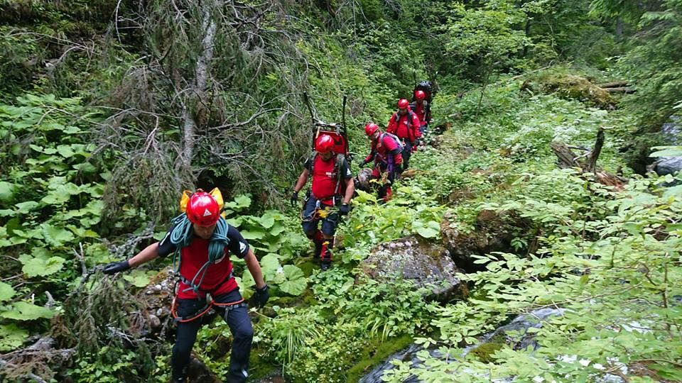 O femeie de 80 de ani, salvată în ultimul moment în masivul Ceahlău. Ce făcea acolo