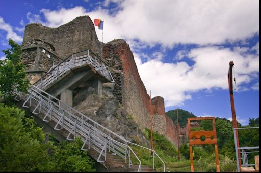 Drapel imens, arborat, la Cetatea Poienari