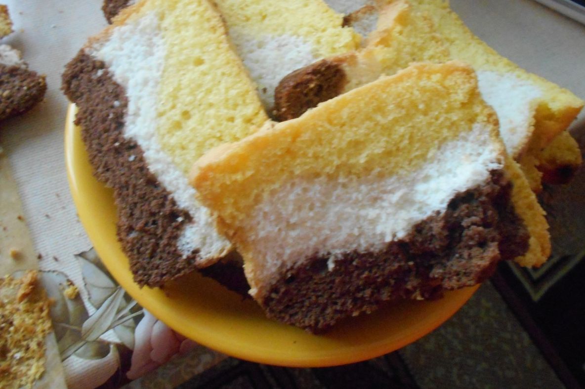 Cum să prepari cel mai gustos chec în trei culori. Reţeta din caietul bunicii