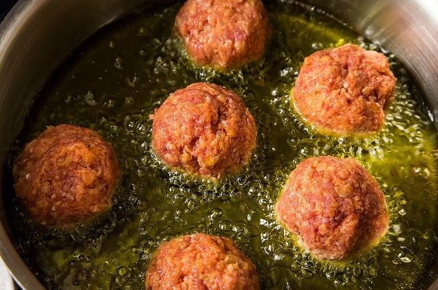 Aşa faci cele mai bune chifteluţe din carne. Ingredientul care face diferenţa