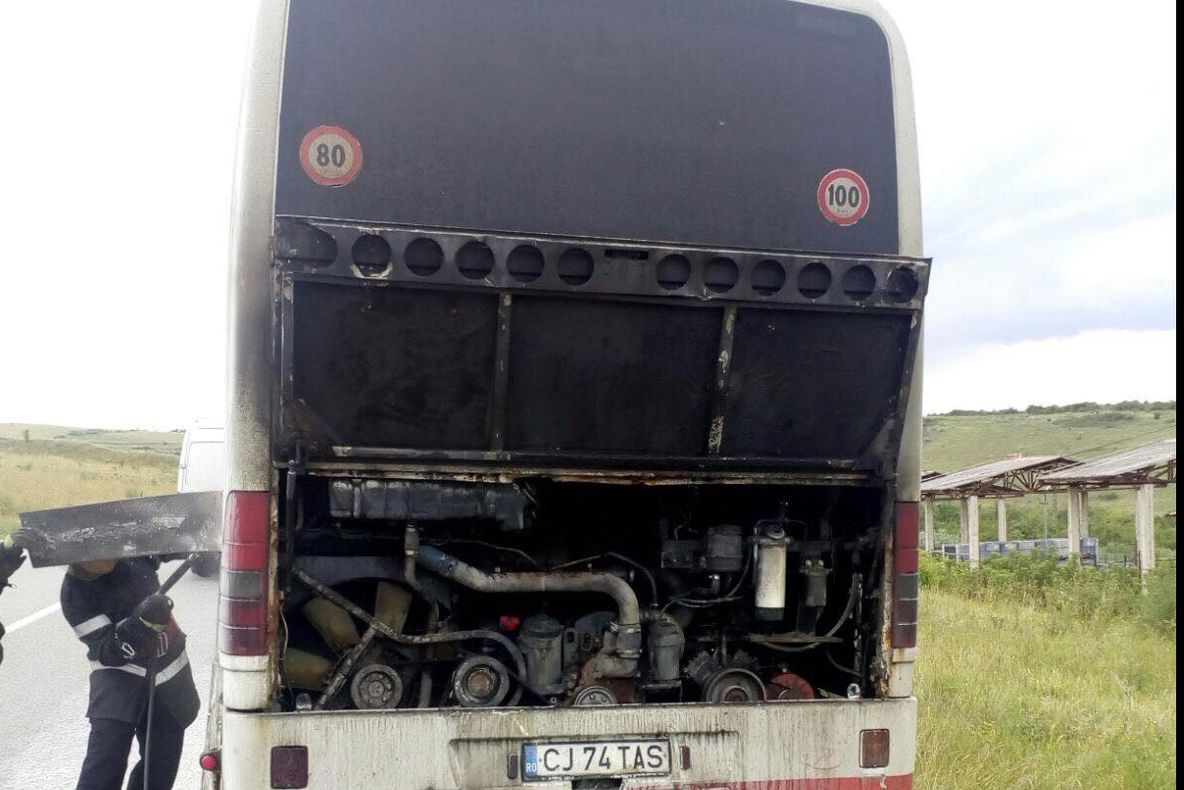 Un autocar a luat foc în mers - 45 de pasageri erau la bord