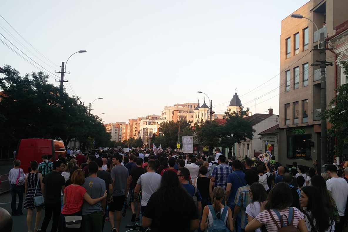 Primul oraş în stradă. Mii de oameni au protestat la Cluj după ce România a ajuns "raiul penalilor"