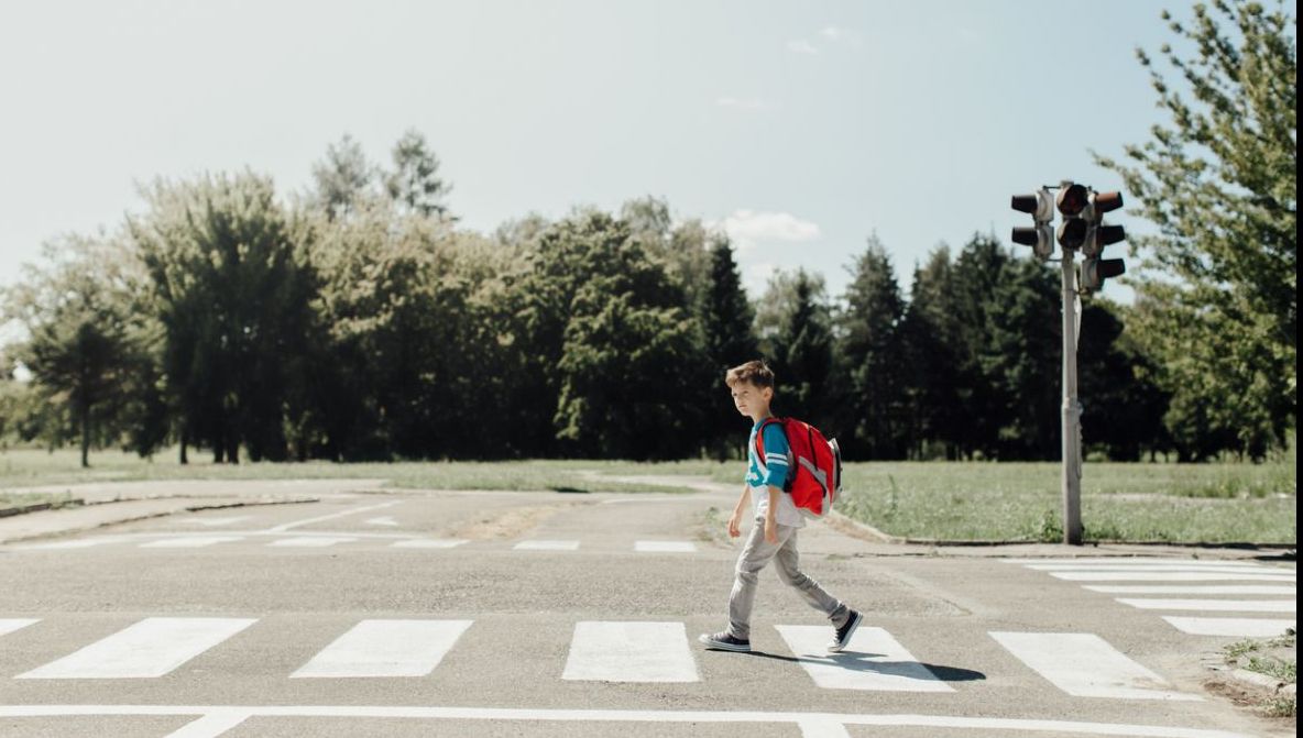 Vârsta la care copilul tău poate traversa strada singur. Ce spun specialiştii 