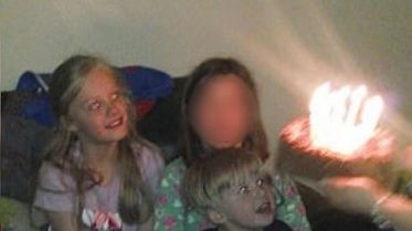 A făcut o poză la aniversarea copilului. După 3 ani, descoperă ceva înfiorător! S-a albit la faţă