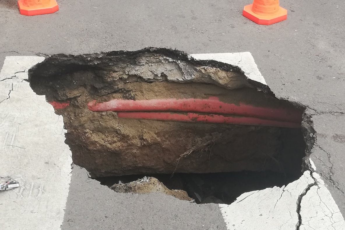 Imagini șocante în București. S-a format un CRATER în centrul orașului