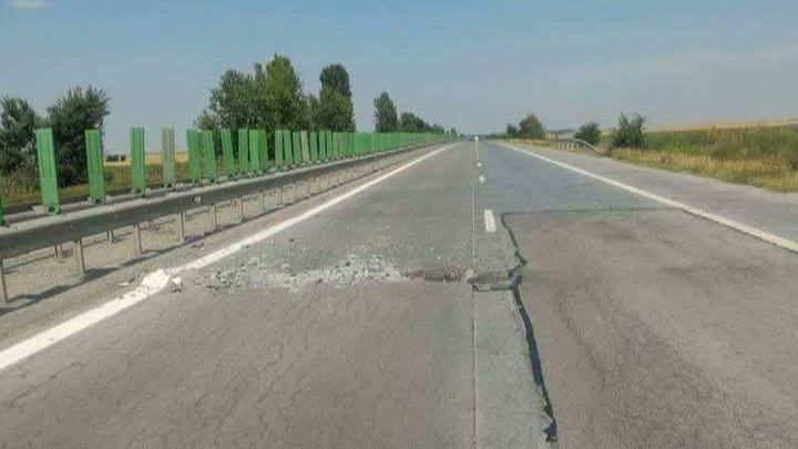 Un nou crater a apărut pe A2. Mare atenţie! Vieţile şoferilor, puse în pericol