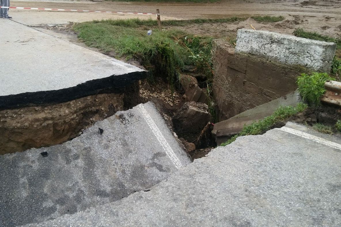 Drum închis din cauza unui crater de doi metri
