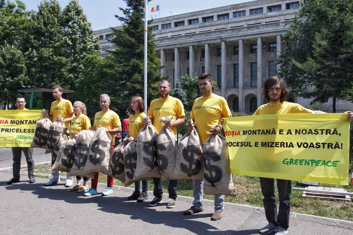 Roșia Montană: Protest surpriză în fața Guvernului