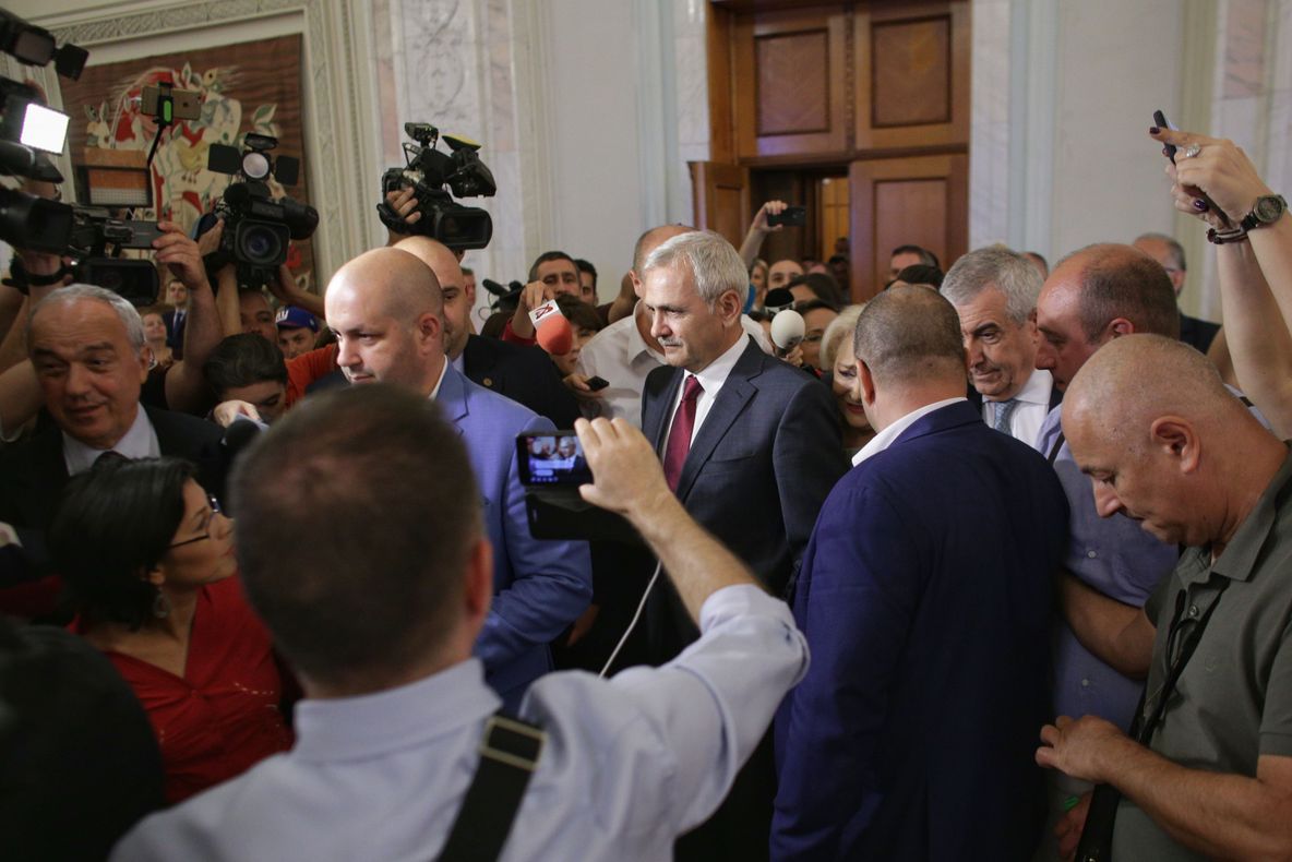 Imagini incredibile! Dragnea, Dăncilă şi Tăriceanu, apărați de parlamentari PSD de furia oamenilor
