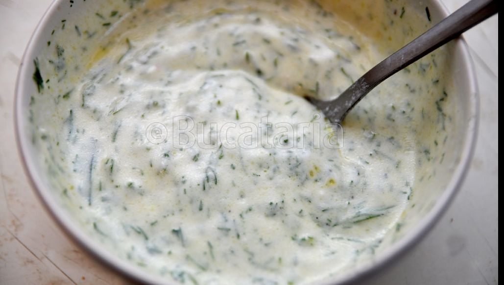 Dressing răcoros şi fără calorii pentru salată. Reţeta perfectă, gata în 3 minute