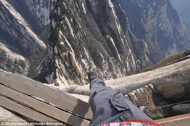 Cea mai periculoasă potecă din lume a fost reparată. Imagini care te țin cu sufletul la gură 