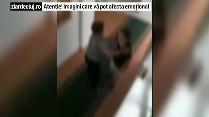 Imagini șocante. O elevă de la Liceul pentru Deficienţi de Auz a fost bătută de o îngrijitoare