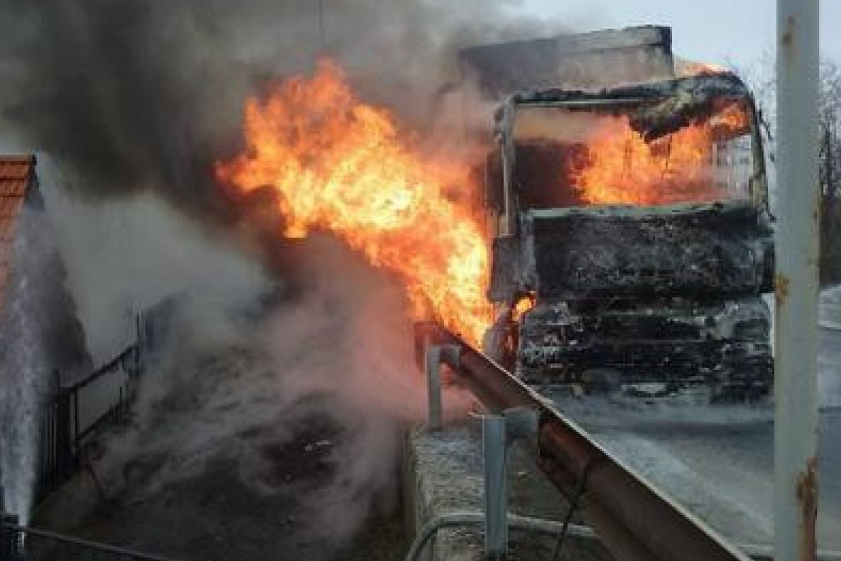 VIDEO Explozie pe o șosea din Prahova! Camion în flăcări pe DN1D