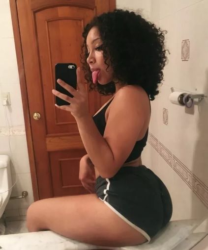 A postat un selfie cu posteriorul pe chiuvetă. Ce era în spatele ei, INCREDIBIL şi SCANDALOS