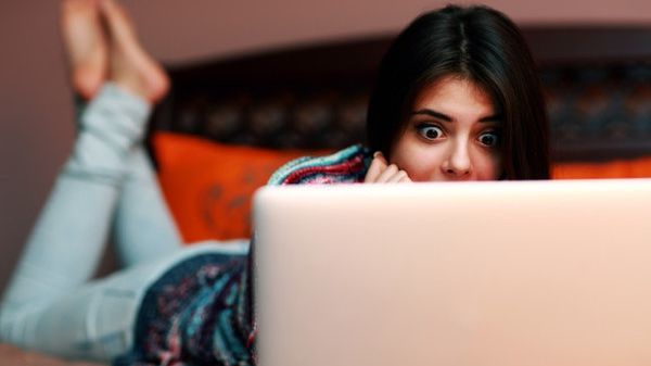 Fata s-a uitat la filme porno 3 ani, zi de zi. A mers la medic, e îngrozitor ce diagnostic i-a dat