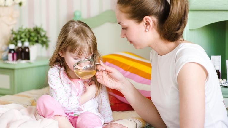 Avertismentul unui medic pediatru: nu face aceste 3 greșeli, când copilul tău are febră