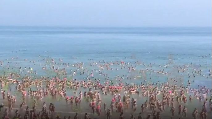 Mii de femei s-a dezbrăcat în mare, în scop caritabil 