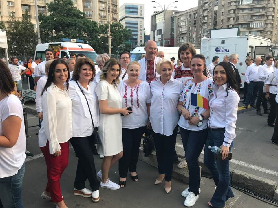 Mintingul PSD. Cum s-au pozat femeile cu funcţii mari în partid. Iubita lui Dragnea, între ele