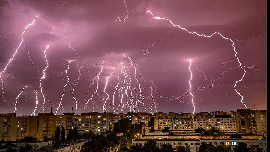 Vremea se schimbă radical. Temperaturile scad drastic, vor fi ploi şi furtuni