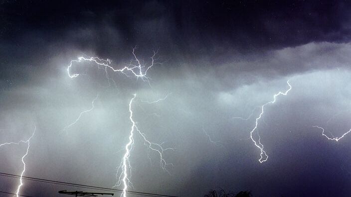 O furtună a făcut prăpăd în Bulgaria. Vântul a târât mai multe iahturi în mare și a doborât zeci de copaci - VIDEO 