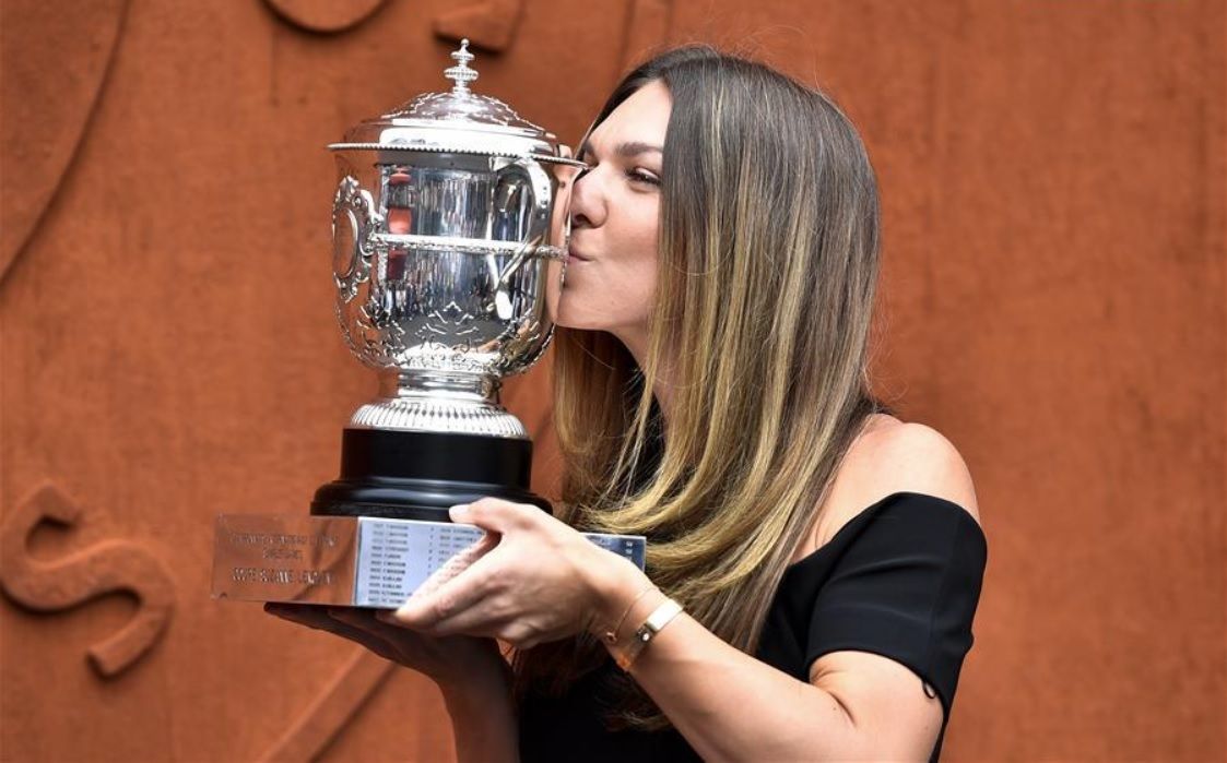 Simona Halep, imagini de senzație, în rochie neagră, cu trofeul Roland Garros