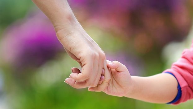 A scris numărul de telefon pe mâna copilului. Toate mămicile vor încerca asta imediat