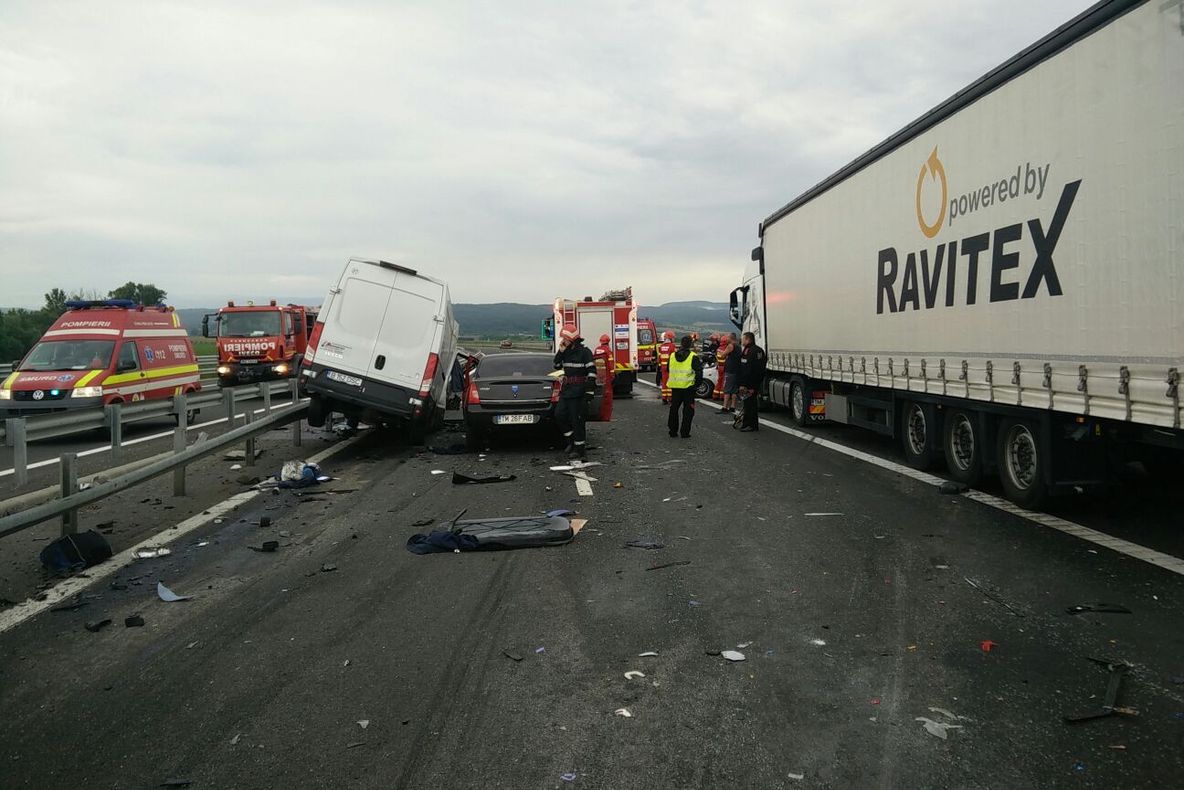 Accident cumplit provocat de o mașină pe contrasens. 4 morți și 3 răniți