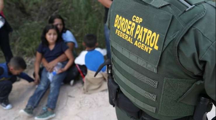 Administrația Trump vrea să le dea câte 1.000 de dolari imigranţilor clandestini care se ”autoexpulzează”